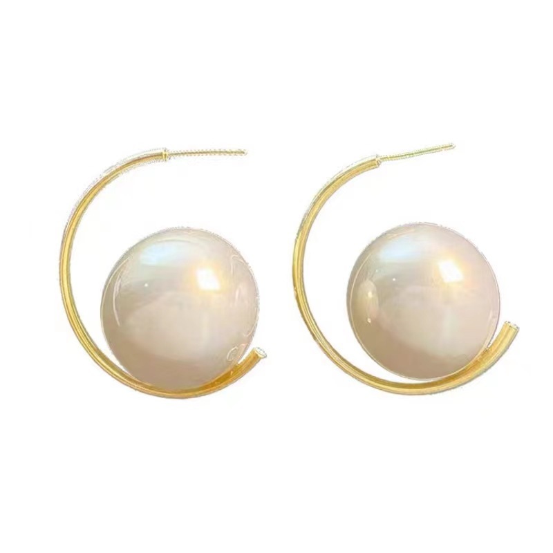 French retro style large pearl stud earrings and ear rings, women's niche fashion high-end earrings, 2025 new style earrings Item Picture