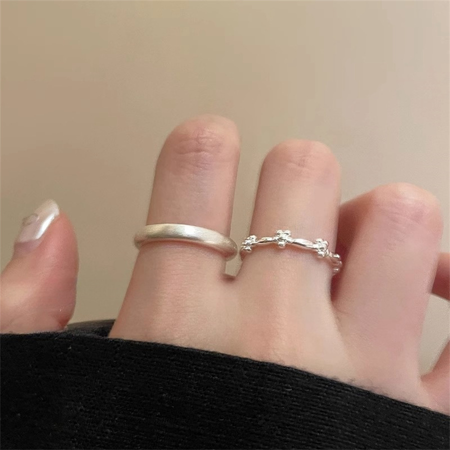 Korean style flower plain ring for women 2025 new niche design index finger ring, high-end, light luxury, versatile ring trend Application Scenario