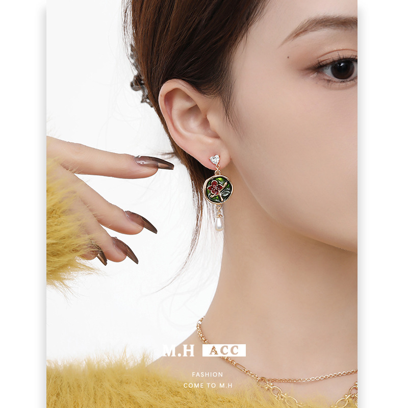 French retro flower earrings with a light luxury and high-end feel, golden earrings, original ins fashionable and elegant zircon earrings for women Specification drawing