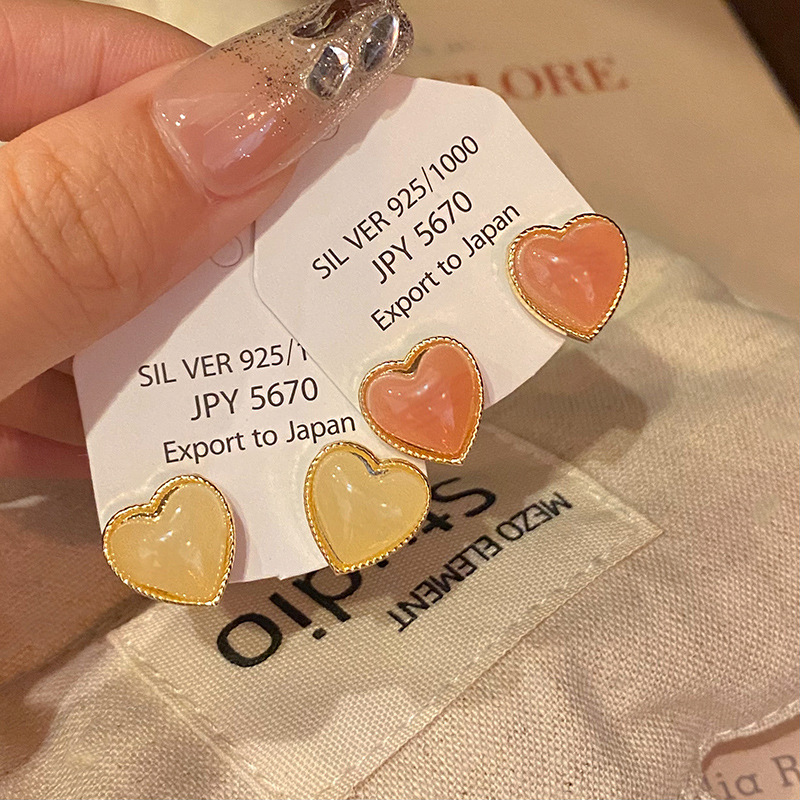 Korean-style simple resin heart-shaped stud earrings for women, fashionable and elegant, versatile, fresh and exquisite earrings, light luxury heart-shaped earrings details Picture
