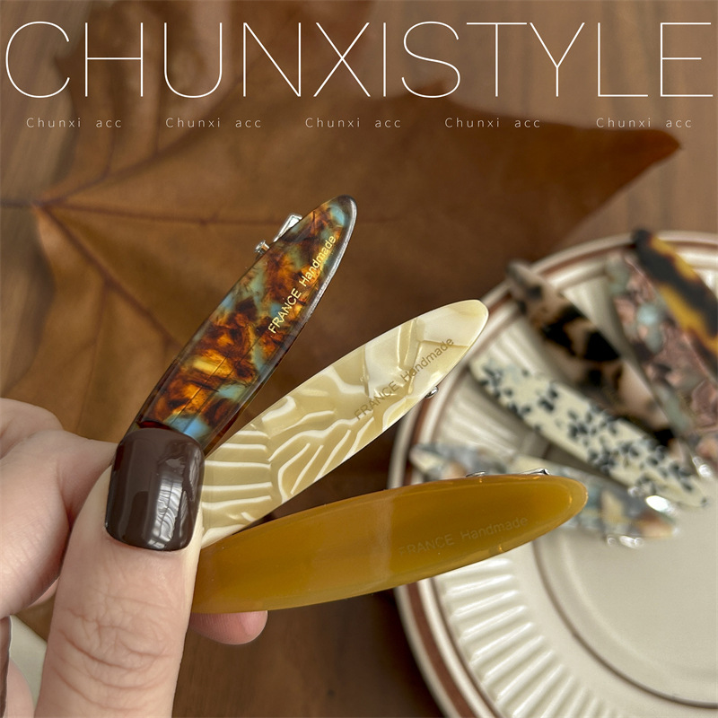 Korean acetate one-piece hair clip, simple and retro, forehead bangs clip, broken hair clip headwear, high-end look, side duckbillon clip Application Scenario
