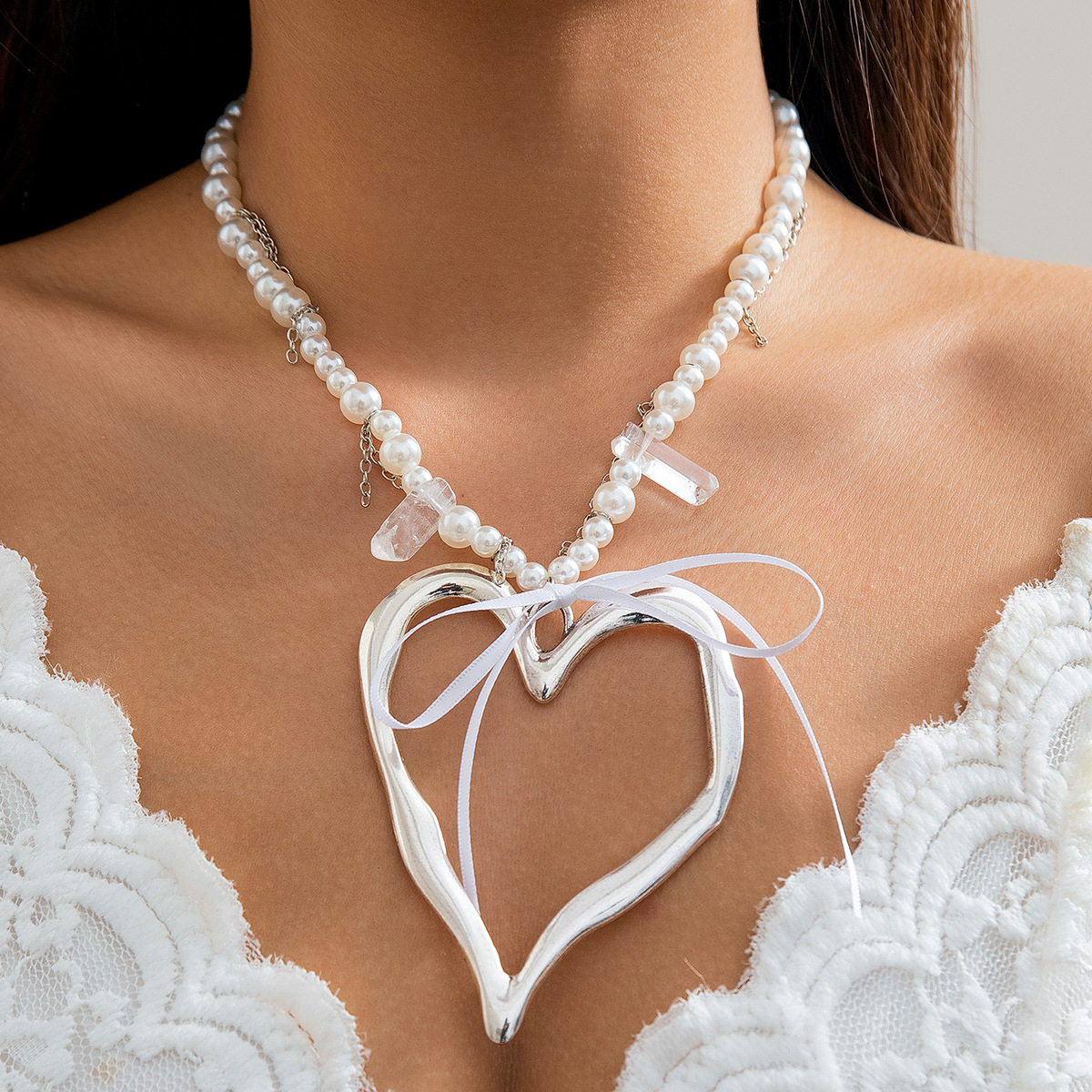 European and American cross-border exaggerated metal large heart pendant necklace, sweet and elegant female imitation pearl bow necklace details Picture