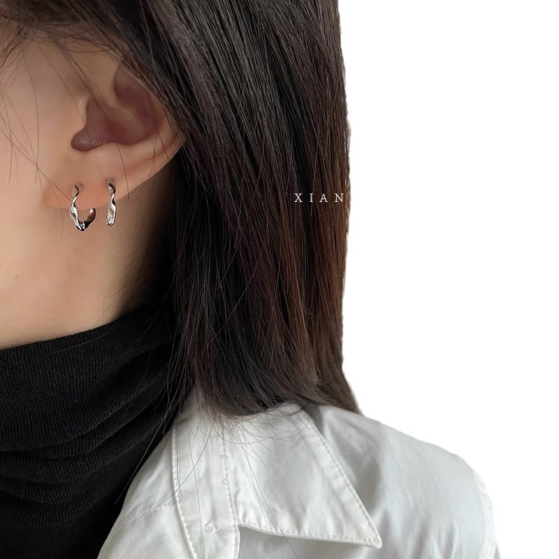 In Dongdaemun, South Korea, there are simple ear rings. Women don't need to remove ear studs when sleeping. Geometric twisted Mobius ring earrings are versatile Item Picture