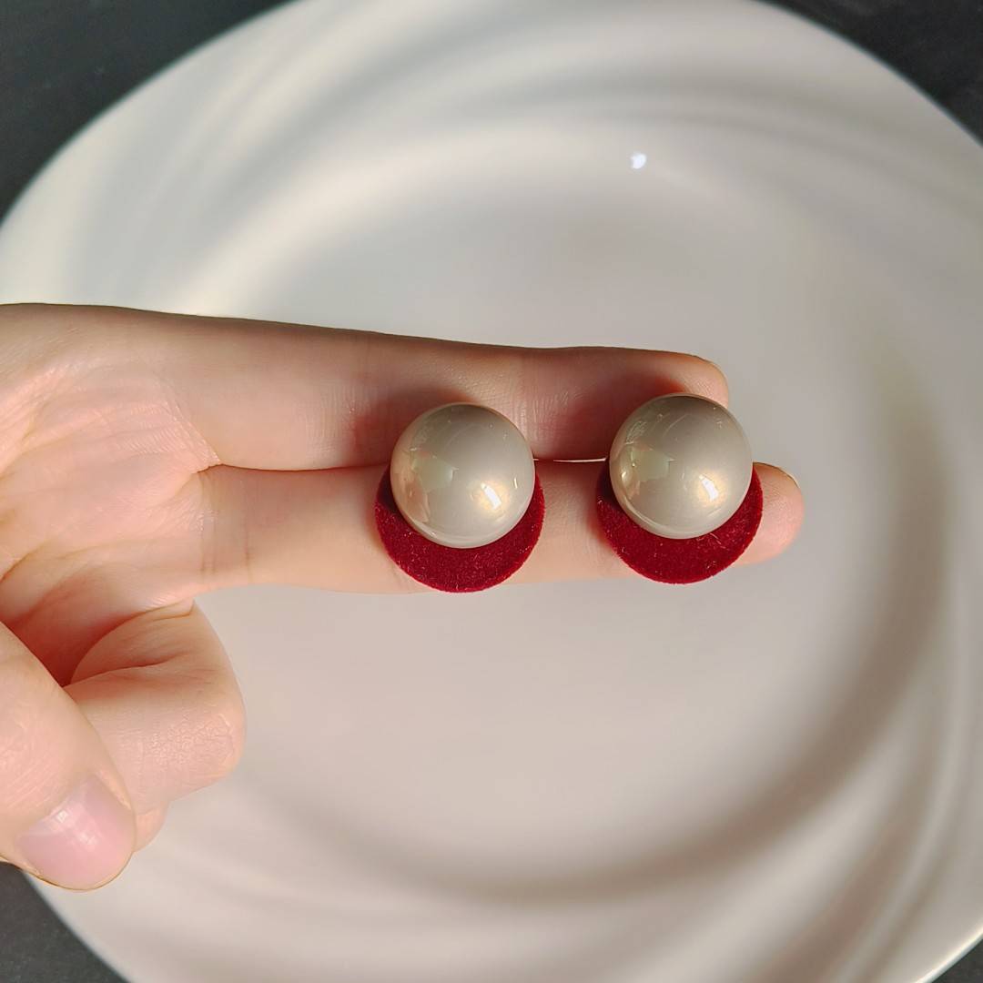 The new round pearl flocked stud earrings for women in 2025 are a hit in autumn and winter. They are elegant, niche and retro design earrings Application Scenario
