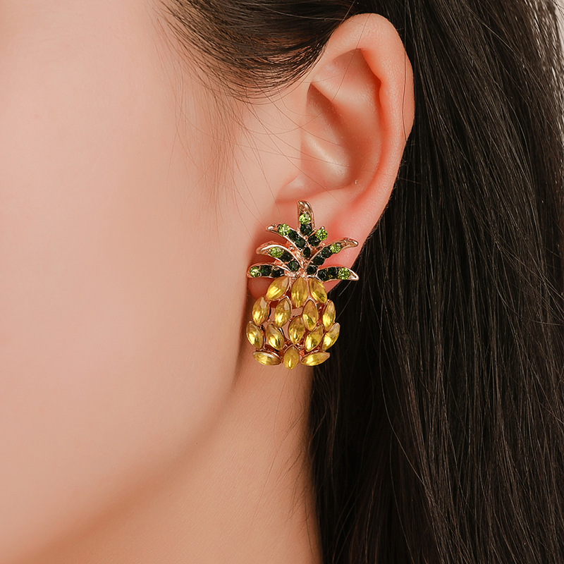 New cross-border sweet pineapple stud earrings, personalized diamond-encrusted creative earrings in a trendy style, factory direct sales, one-piece consignment full figure