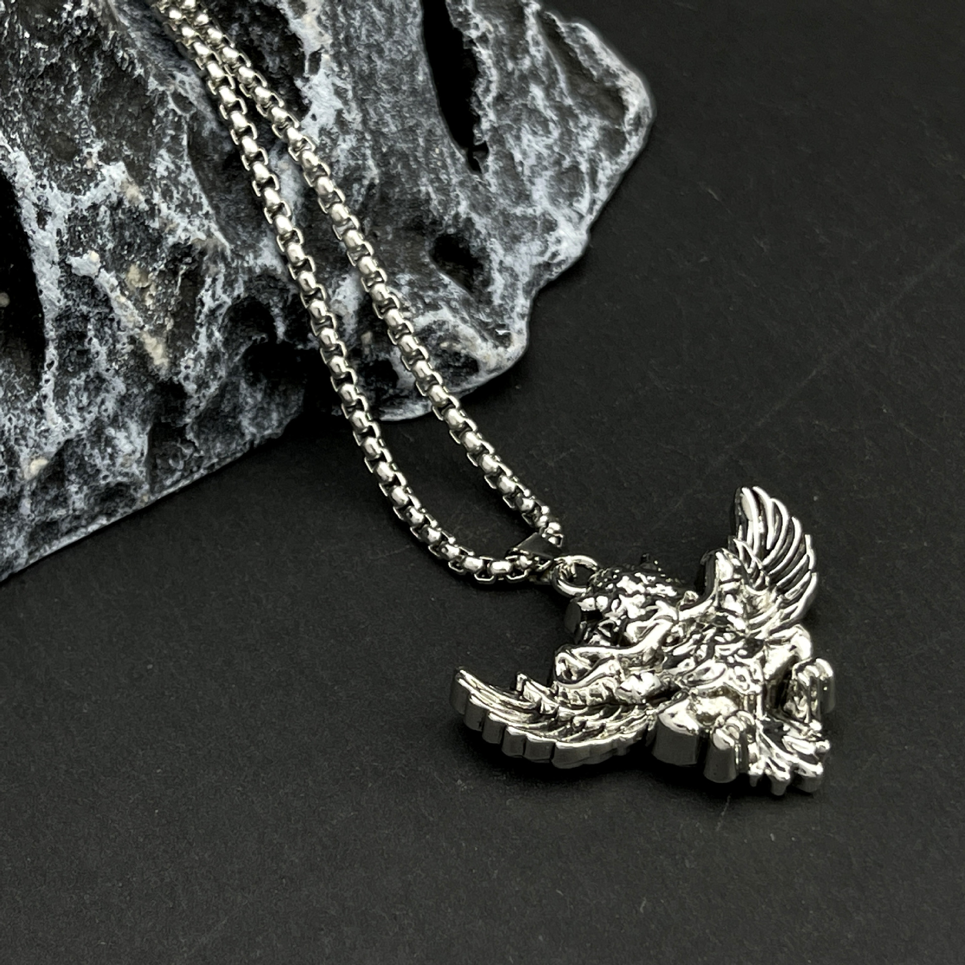 New retro auspicious beast golden-winged Great Peng titanium steel necklace, niche hip-hop alloy Great Peng Spreading wings pendant wholesale full figure