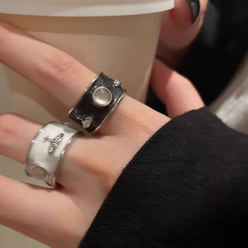 The Western Empress Planet drip glaze open ring is a niche design for women, exuding a sense of sophistication and elegance. It is a fashionable and individual couple's ring Application Scenario