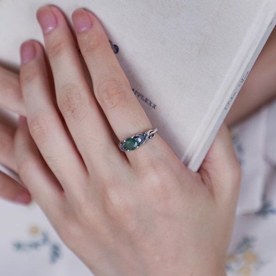 A niche design of water plant green agate ring for women, a light luxury and high-end index finger ring with an aged and retro personality, an open ring details Picture