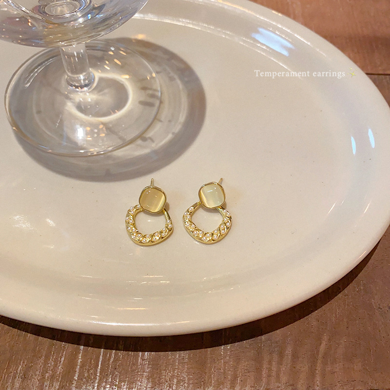 Korean-style cat's eye stone diamond-shaped pearl stud earrings for women, with a light luxury and high-end style, are fashionable, versatile and unique earrings Specification drawing