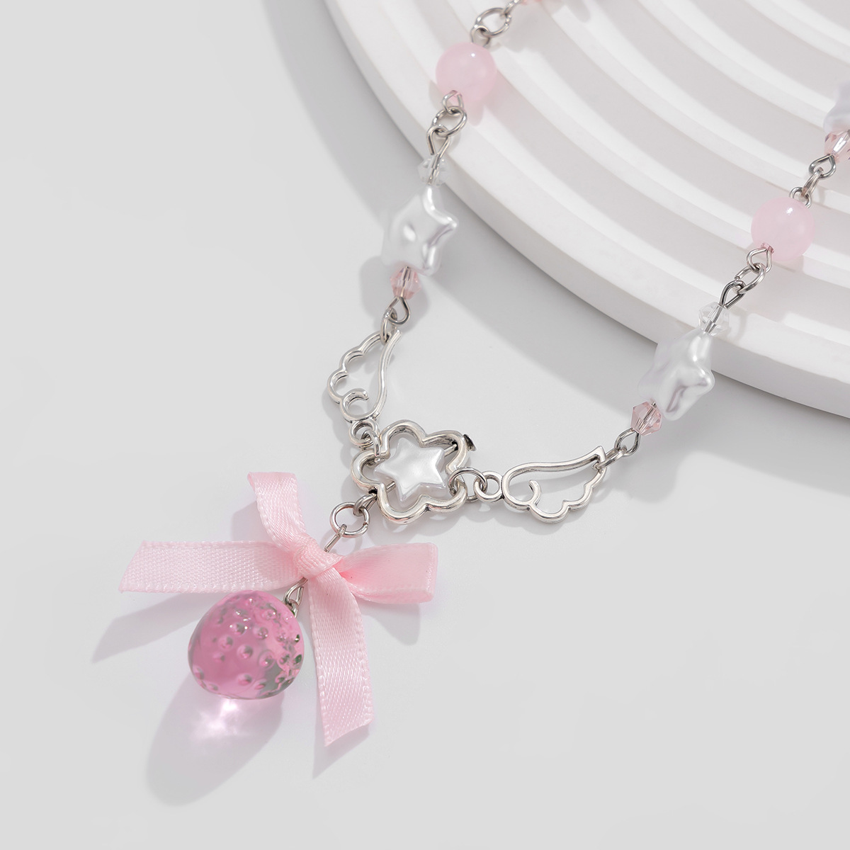 European and American cross-border jewelry, sweet style acrylic strawberry pendant necklace, fresh and clean imitation pearl webbing collarbone chain Application Scenario