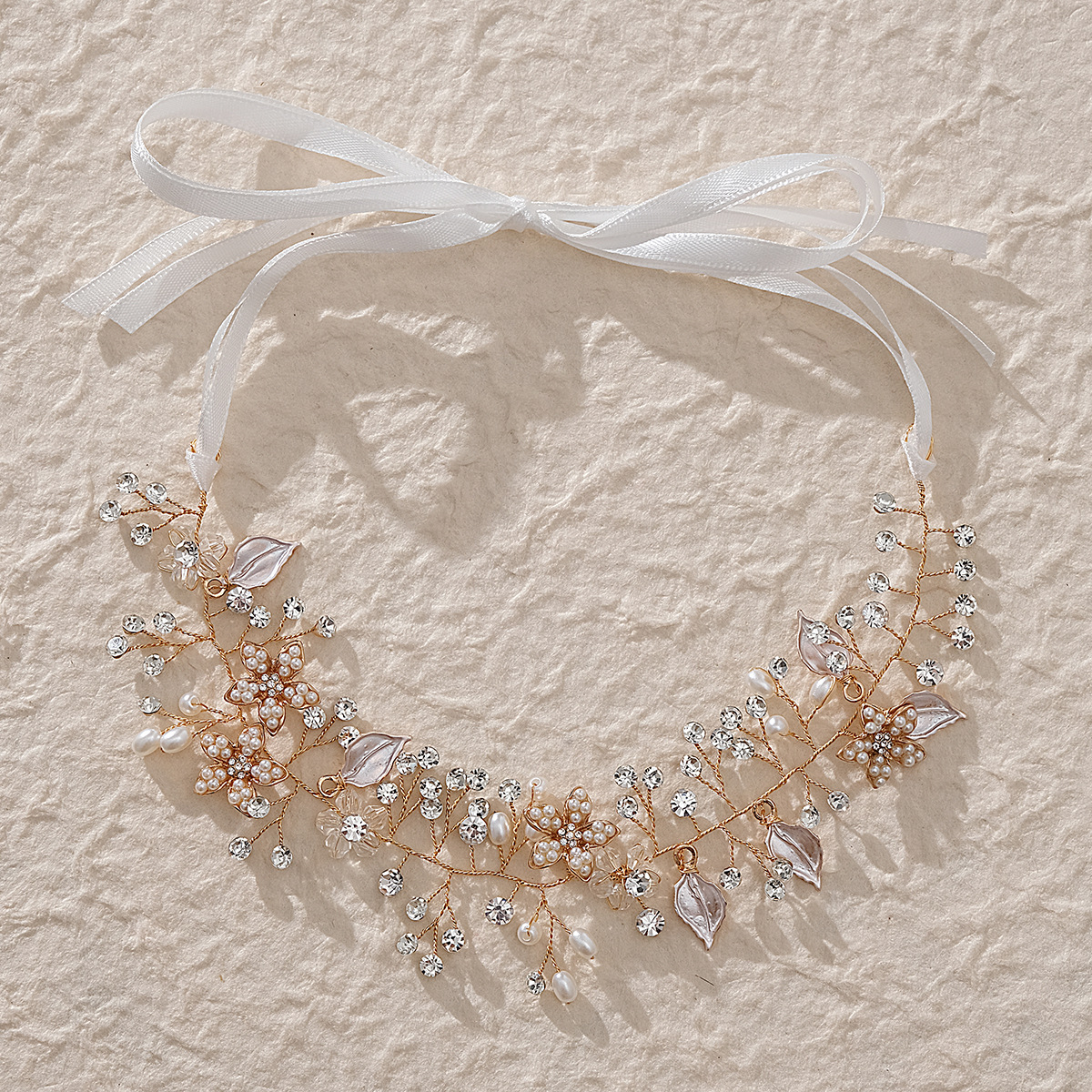 Cross-border new bride headwear, pearl and water diamond hair band, European and American fashionable wedding accessories, luxurious and versatile, handcrafted hair band Application Scenario