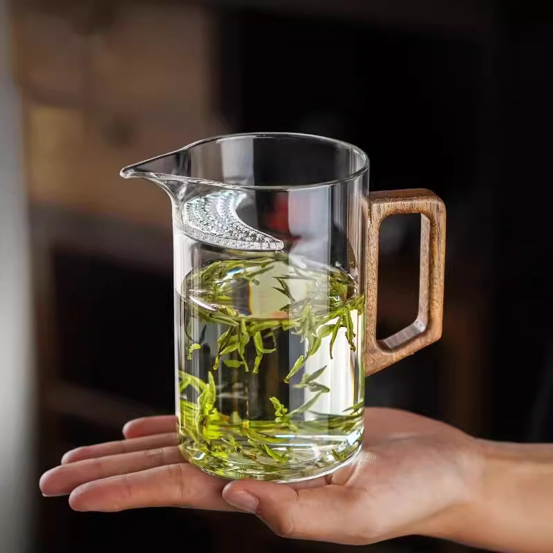 Wholesale high-quality crescent-shaped transparent glass cups with filter screens, integrated tea brewing cups, and household heat-resistant drinking cups full figure