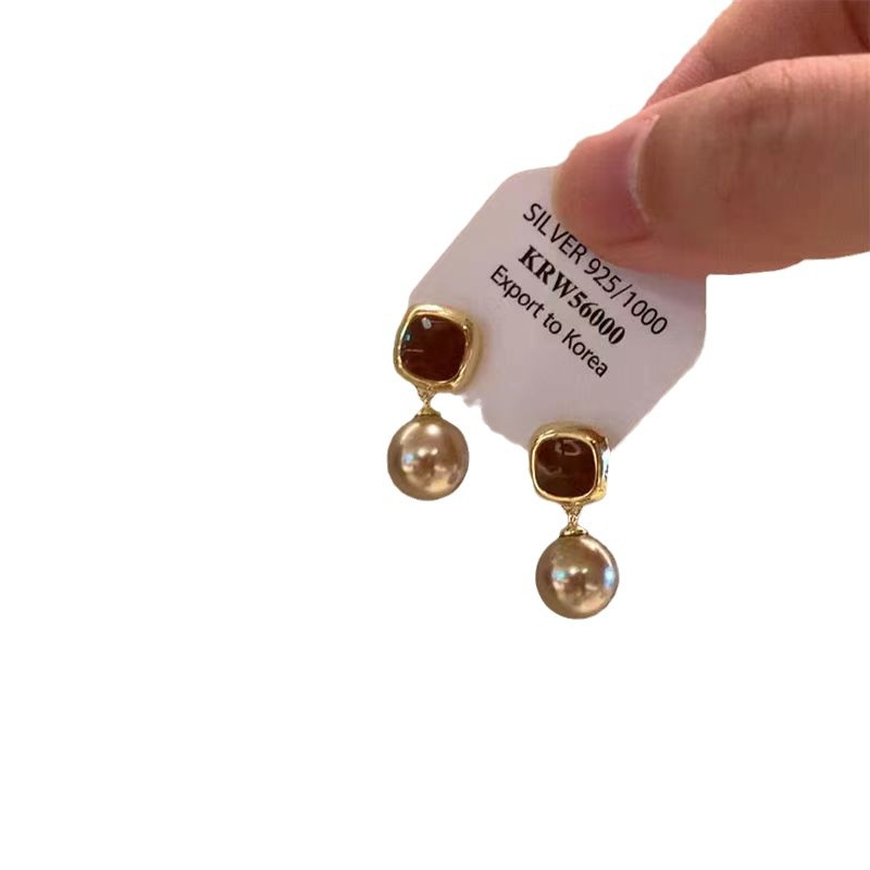 French-style unique caramel-colored pearl earrings suitable for autumn and winter, with a light luxury and high-end feel, are perfect for women Item Picture
