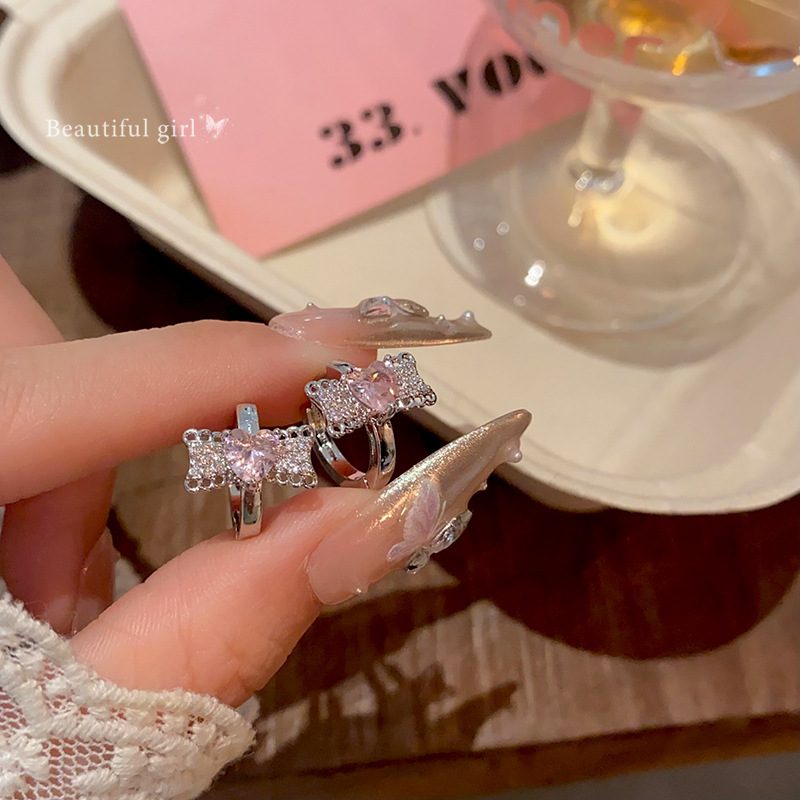 The diamond-encrusted pink heart-shaped bow ear buckles exude a feminine charm and a high-end design sense. The heart-shaped ear studs are light luxury and popular earrings on the Internet Specification drawing