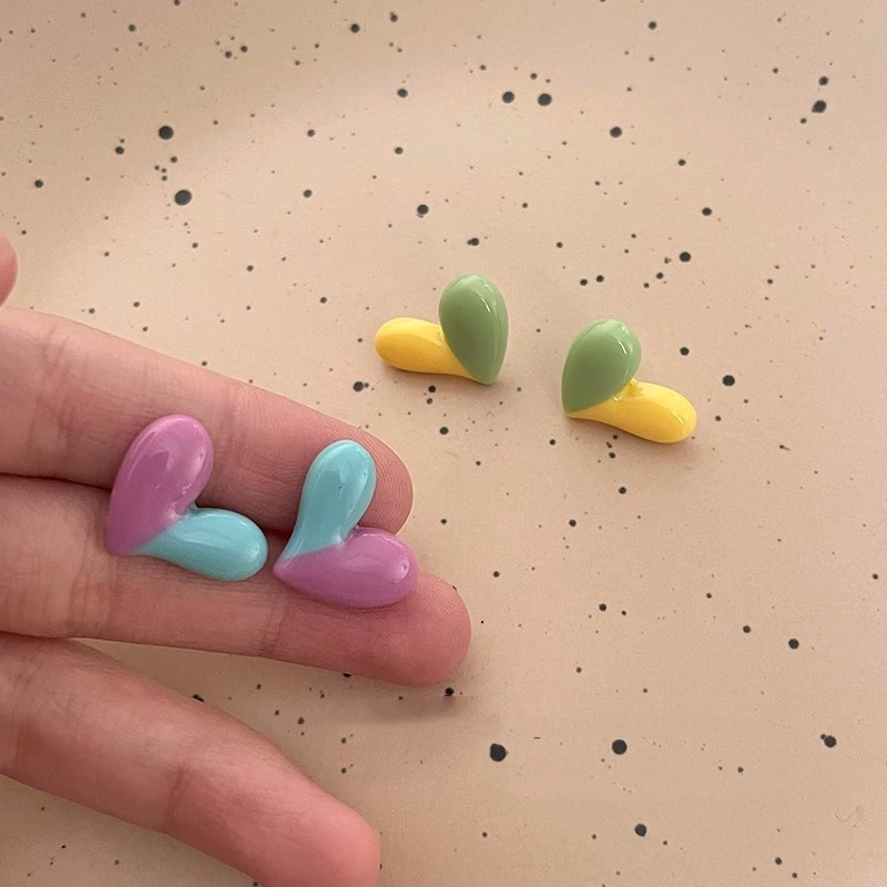 Oh no, my heart is fluttering! The color-blocking heart-shaped stud earrings are a new, niche, sweet, fashionable and versatile summer design for women in 2025 Specification drawing