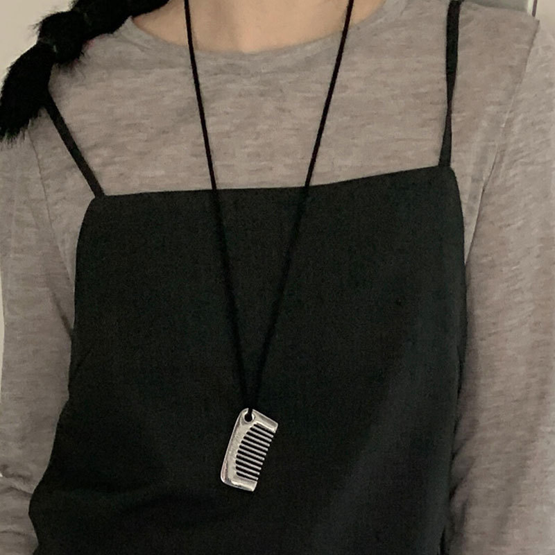 Korean niche heart-shaped comb shield rope necklace, women's personality, Instagram simple and fashionable, versatile neck chain sweater chain Application Scenario