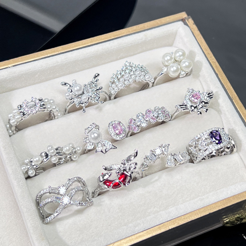 French pearl light luxury high-end ring, women's irregular bow, Hong Kong style, fashionable and cold style ring trend Application Scenario
