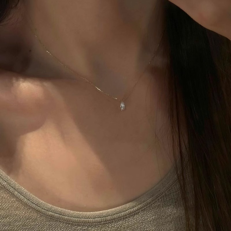 Minimalist style, light luxury, ultra-fine water drop diamond plain chain pendant necklace for women's autumn and winter new commuter collarbone chain Application Scenario