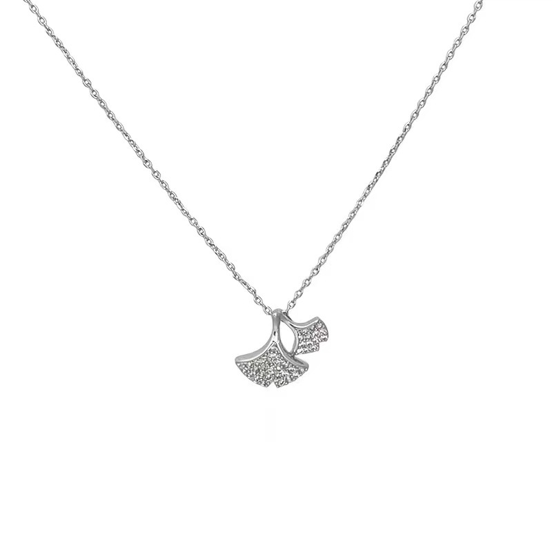 Golden ginkgo leaf zircon fine necklace for women in summer, with a unique charm and a light luxury design with a collarbone chain feel Application Scenario
