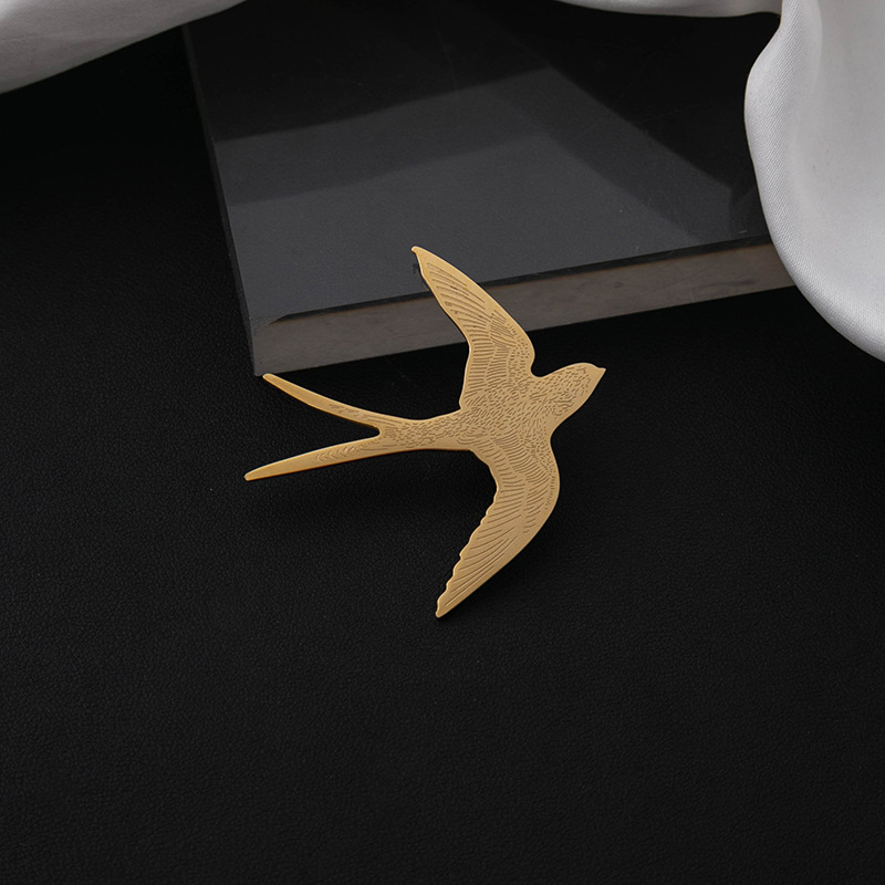 A matte swallow brooch with a retro European and American style, simple yet elegant brooch, and a creative accessory for a suit jacket details Picture