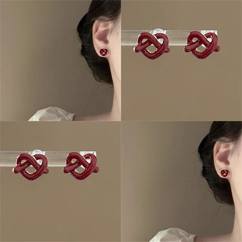 A knot in the heart! French retro Encore red oil-dripping heart-shaped stud earrings, salt water knot earrings, small earrings full figure