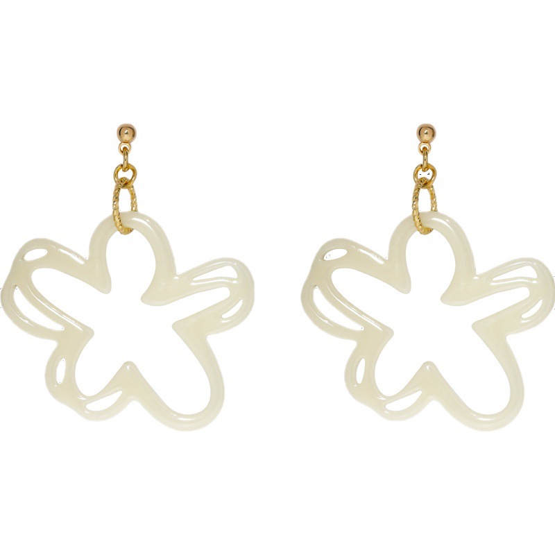 Hollowed-out petal white flower earrings, ethereal French sweet ear clips, no ear holes, female retro style stud earrings Application Scenario