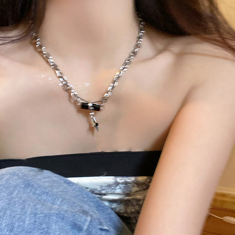 Black zircon starlight necklace for women's summer Instagram hip-hop fashion 2023 new style personalized collarbone chain Specification drawing