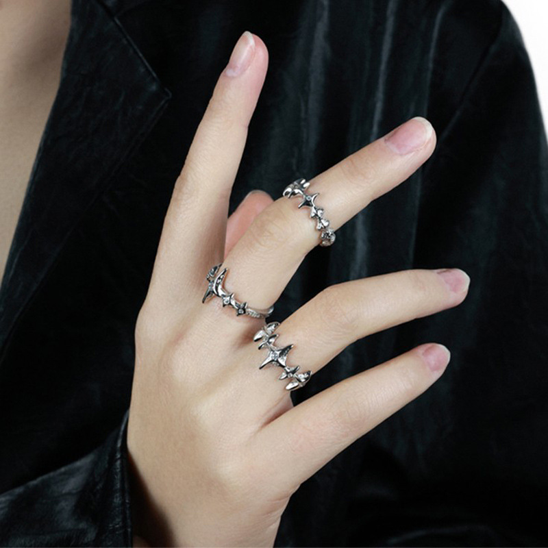 A woman wearing an irregularly shaped star-studded ring on Instagram is a trendy and cool couple with a simple and unique style details Picture