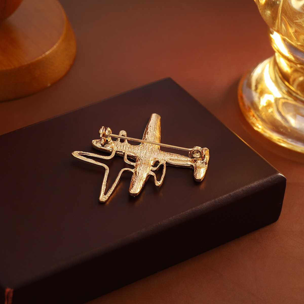Creative full diamond double airplane hollowed-out trendy suit brooch, simple and versatile coat and overcoat brooch Specification drawing