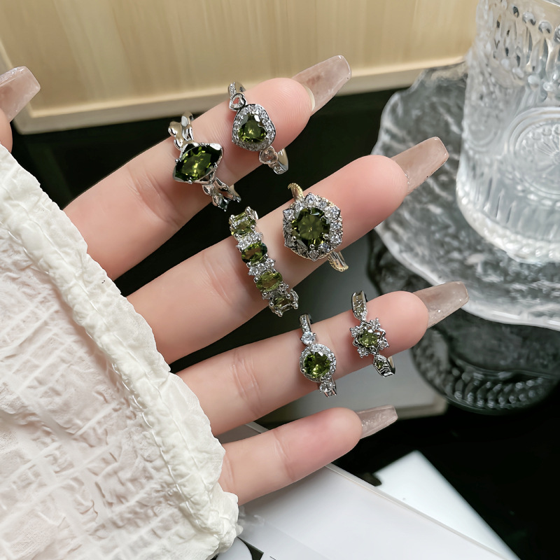 Korean-style fashionable, sweet and cool olive green zircon personalized open ring for women, light luxury, niche and cold style exquisite food ring Application Scenario