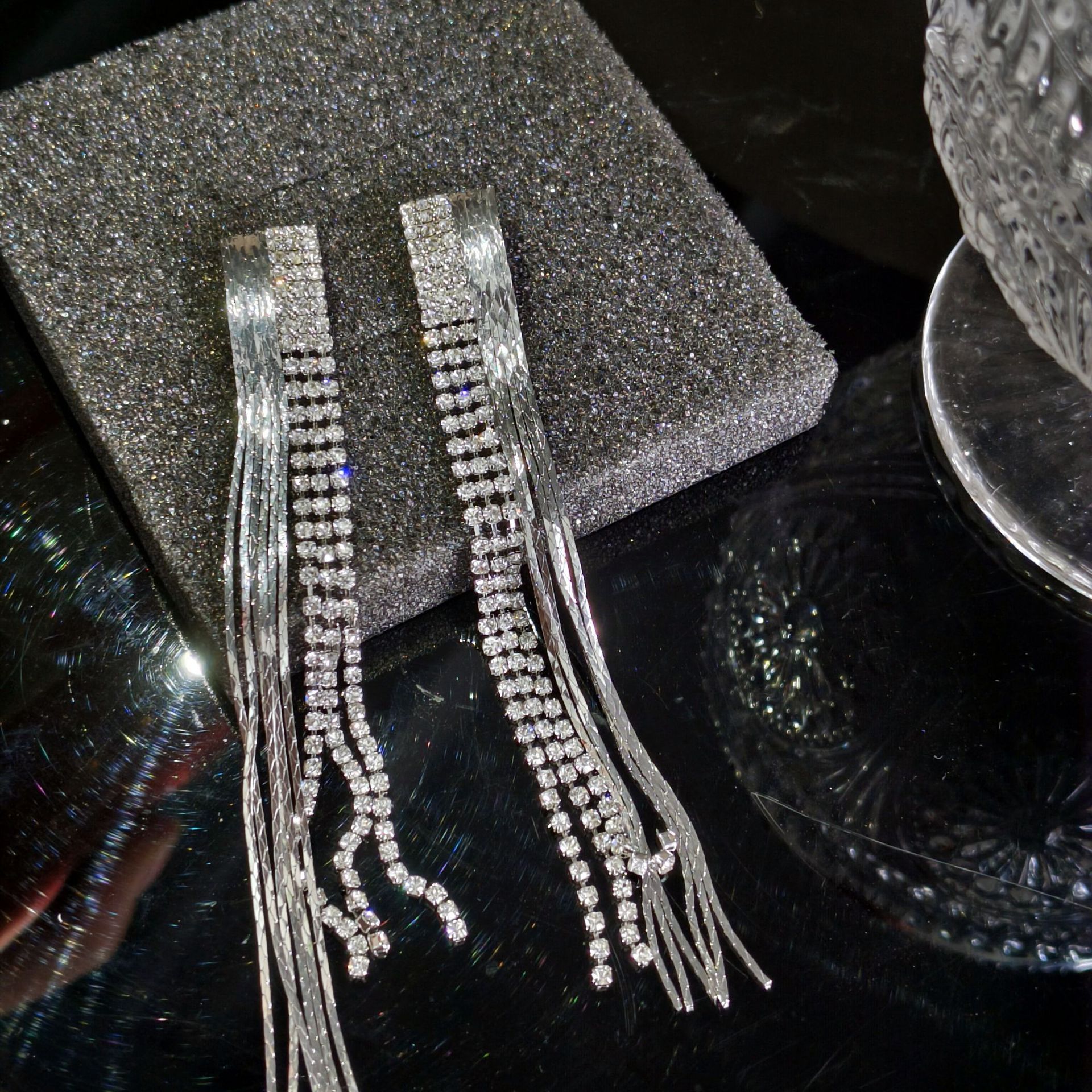 ins trendy long tassel stud earrings for women, light luxury, fashionable, versatile, unique and niche European and American design sense earrings and earrings Specification drawing