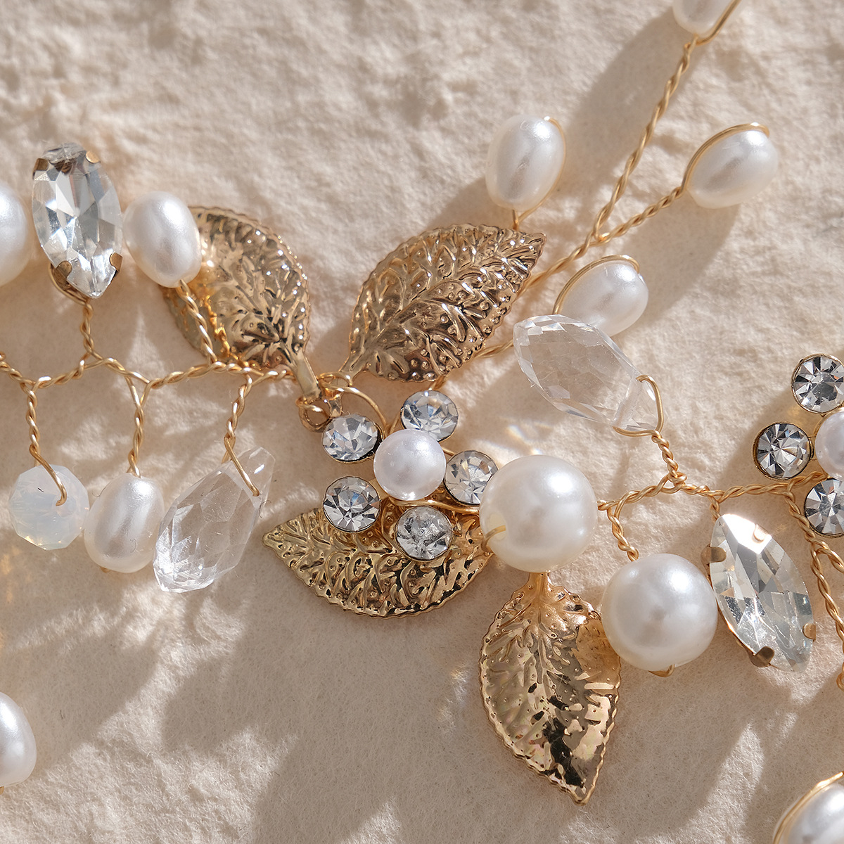 New Chinese-style bride accessories, Xiuhe ancient-style headband, ins style, versatile and beautiful handcrafted hair accessory, pearl crystal hair band Application Scenario
