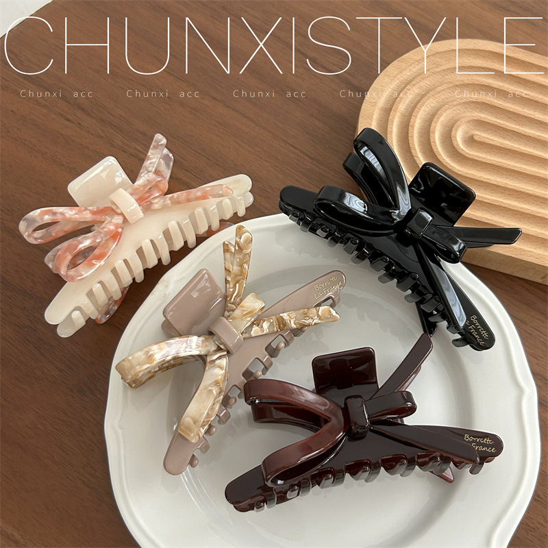 Hold on tight! Niche, non-identical, high-quality acetate bow, shark clip at the back of the head, grab clip, hair clip, hairpin Application Scenario