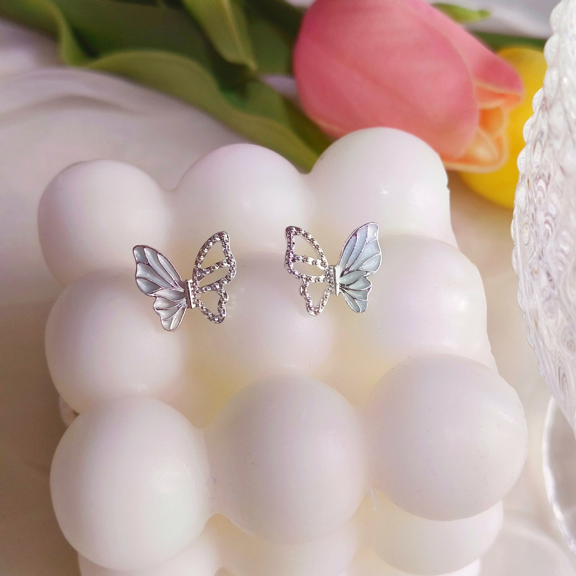 Suitable for ~ Semi-hollowed-out oil-dripping butterfly stud earrings, with a unique and high-end design sense, trendy and versatile on Instagram, and are popular earrings for women Application Scenario