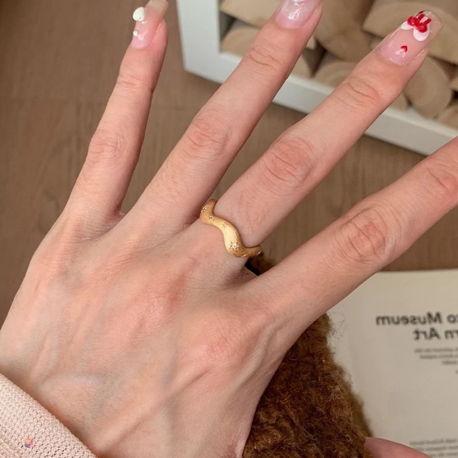 A mid-style brushed wavy starburst zircon ring for women that doesn't fade, with a light luxury, retro, unique and niche design sense Application Scenario