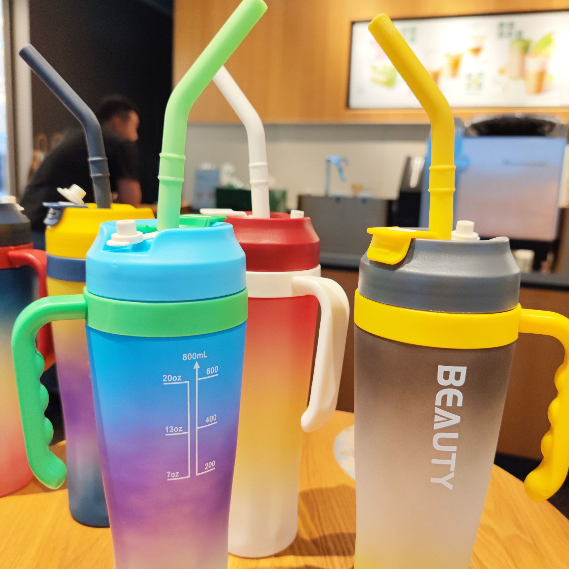 New large-capacity gradient color car cup, portable handle straw, direct drinking plastic water cup, large-capacity ice cup Specification drawing