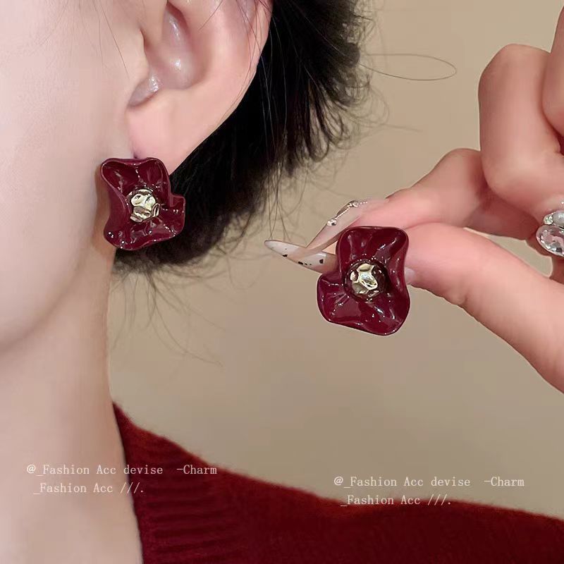 The niche design exudes a sense of sophistication. The Ankela red petal stud earrings are unique. The 2025 new style earrings and unique earrings are for women's autumn and winter full figure