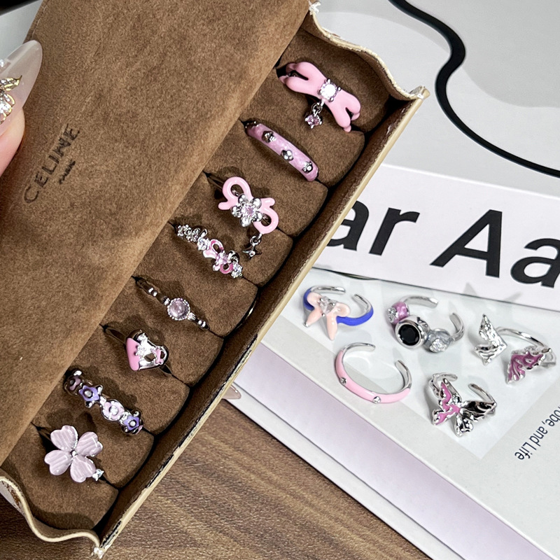 The pink enamel sweet bow heart-shaped geometric ring with a niche design sense is a fashionable, personalized and versatile ring trend for women full figure