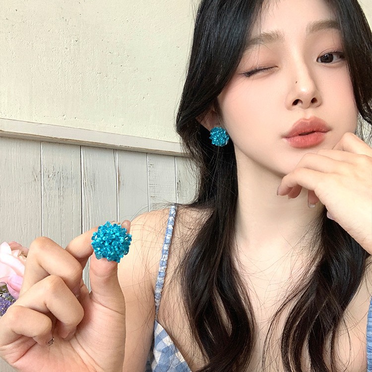 Blue beaded hydrangea stud earrings for women, light luxury, fashionable and unique, 2025 new high-end, niche ear accessories full figure
