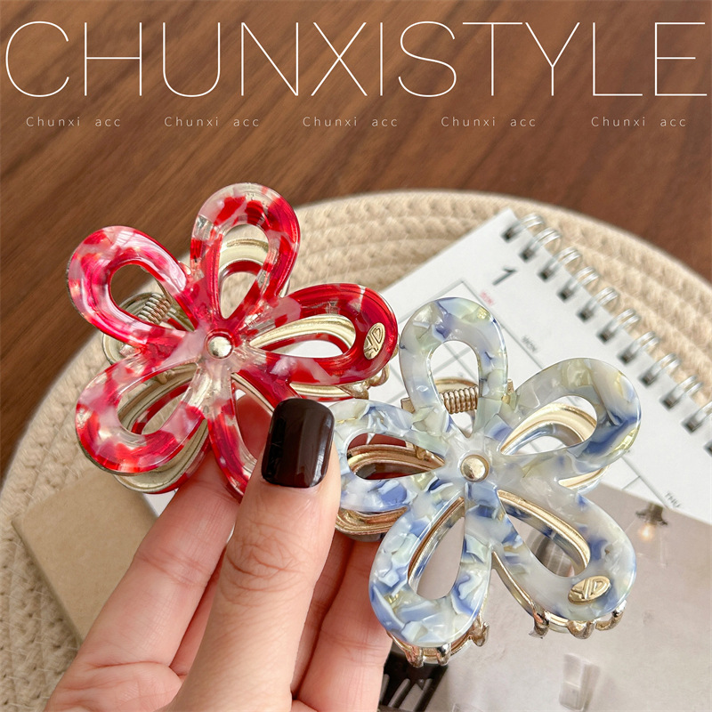 Retro acetate metal flower medium-sized gripper, half bun hair gripper at the back of the head, hair clip clip, hair accessory, headwear Application Scenario