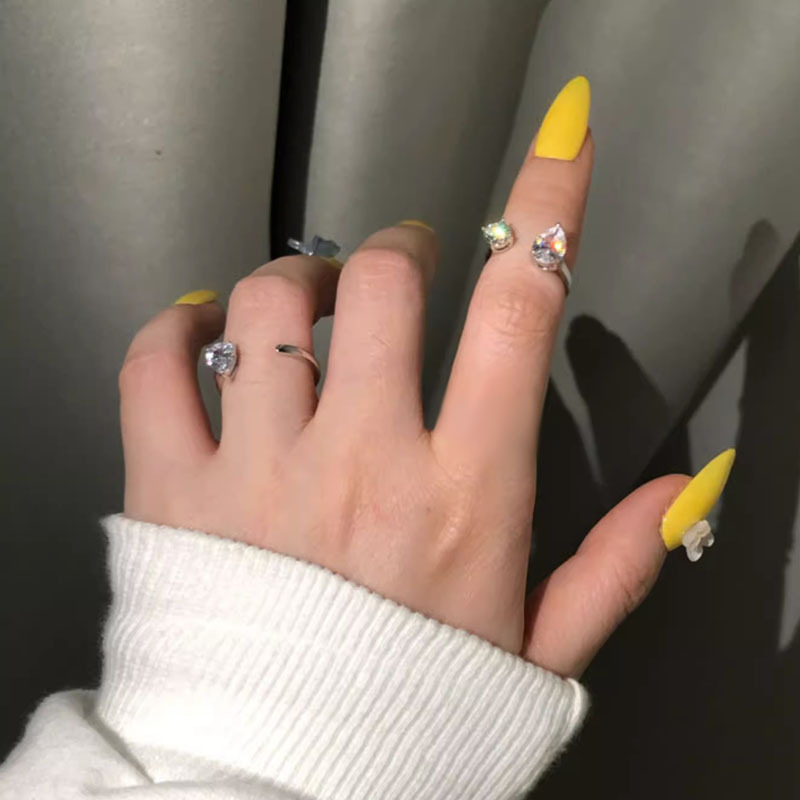 This is a super trendy and dazzling joint ring for women. The opening is adjustable and the ring is versatile. It is full of diamonds and has a simple and elegant style. It is a cool index finger ring full figure
