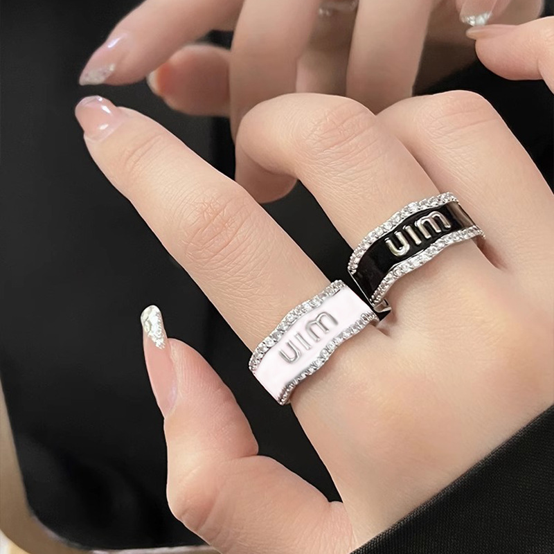 A niche letter ring for women, with a light luxury and high-end feel, and a diamond-encrusted index finger ring. It's an Instagram personalized and fashionable couple ring trend full figure