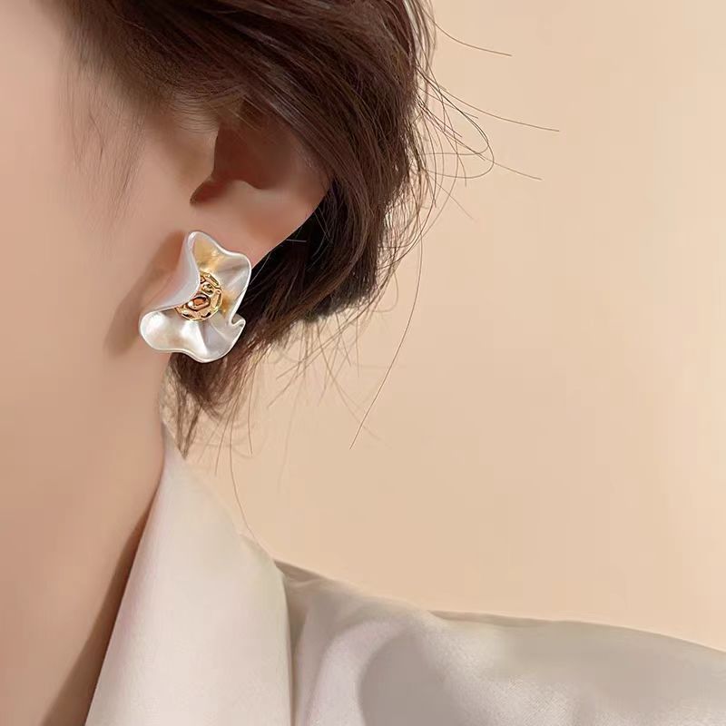 Light luxury, high-end, elegant and grand matte petal earrings, unique and niche stud earrings for women, a new bestseller in 2025 Specification drawing