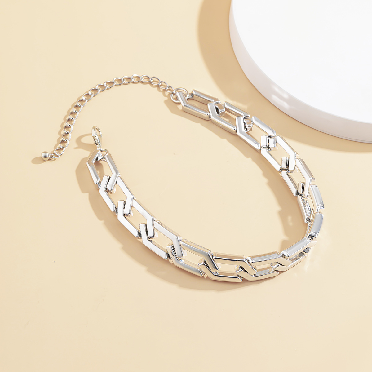 Simple and cold style geometric diamond-shaped buckle necklace, cool and exaggerated short collarbone chain, European and American cross-border snow soft accessories details Picture