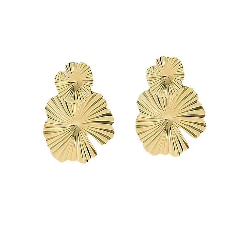 Exaggerated and fashionable cross-border style metal sequined stud earrings, elegant and high-end European and American cold style earrings and earrings Item Picture