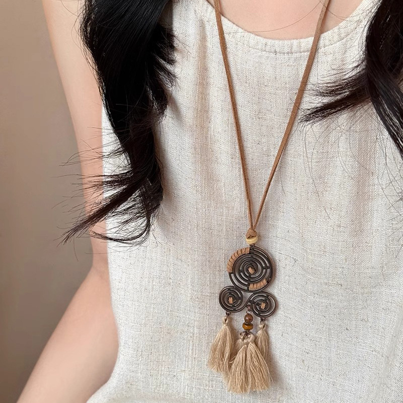 Bohemian ethnic style long tassel necklace for women's new Chinese retro neck-hanging hoodie chain, a niche design accessory Application Scenario
