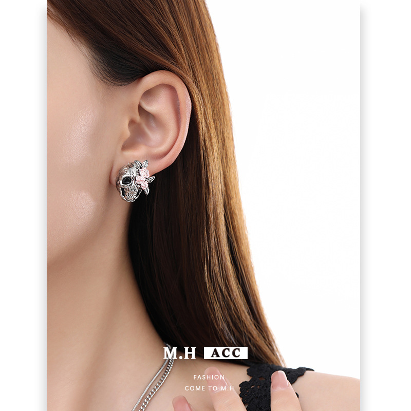 ins Hip-hop punk style rose skull earrings 925 silver needle high-end dark stud earrings Personalized trend earrings Specification drawing