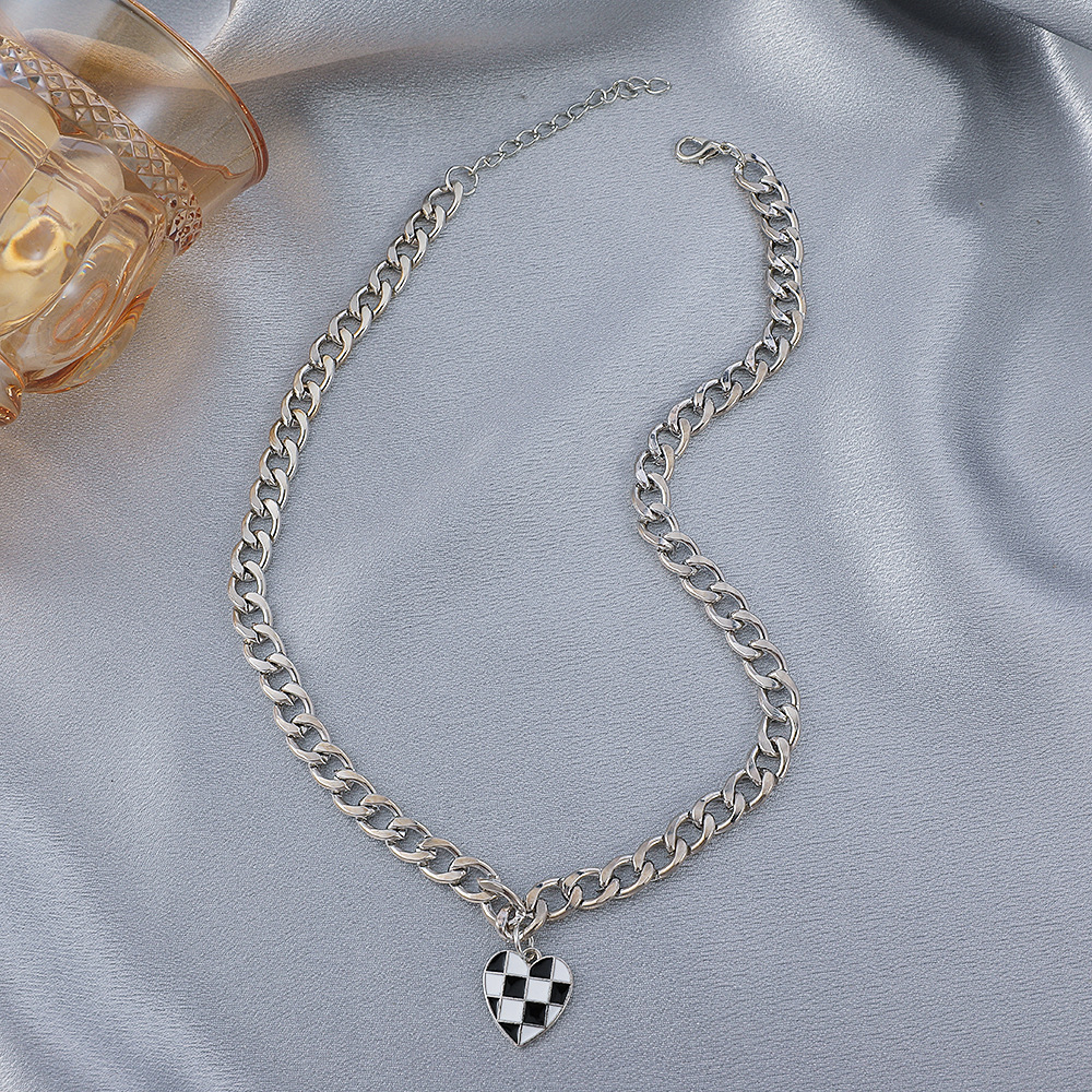 Korean cold and simple heart-shaped checkered pendant necklace, a niche design, sweet and cool heart-shaped checkered bracelet set Application Scenario