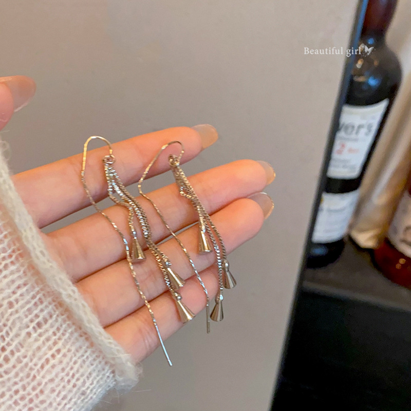 Super sparkling, long tassel earrings for women, light luxury, versatile, simple and elegant earline, a popular and trendy ear accessory full figure