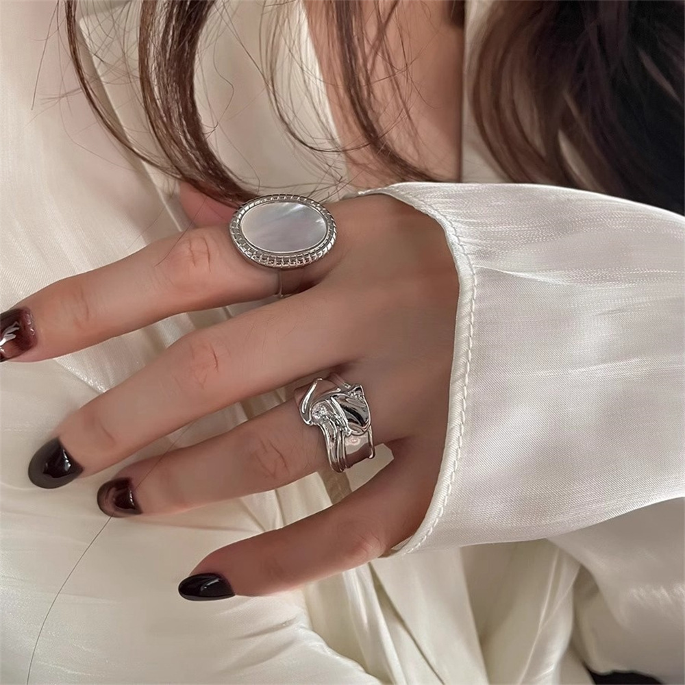 A natural white mother-of-pearl ring from Europe and America, a niche design for women's index finger rings on Instagram. It's a light luxury, high-end, fashionable and personalized ring Specification drawing